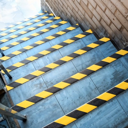 Taśma podłogowa antypoślizgowa na schodach